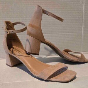 NEW Nude Cushionaire Memory Foam Sandal Size W9